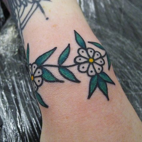 Daisy Chain Tattoo, Traditonal Tattoo, Flower Tattoo On Side, Cuff Tattoo, Chain Tattoo, Traditional Tattoo Flowers, Traditional Style Tattoo, Daisy Tattoo, Flower Tattoo Sleeve