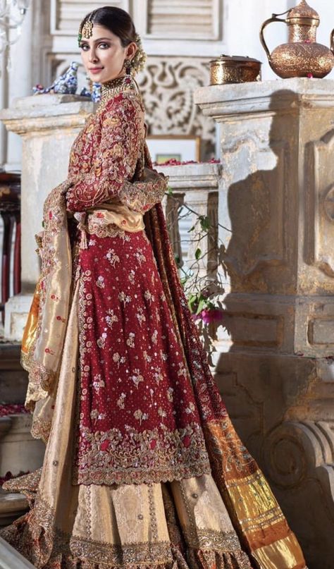 Farshi Gharara Pakistani, Red Gharara, Gharara Pakistani, Wedding Formal Dress, Pakistani Bridal Lehenga, Pakistani Traditional, Eastern Dresses, Nikah Dress, Pakistani Actors