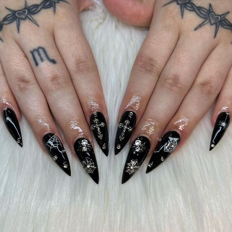 Halloween Nails With Charms, Goth Nails Stiletto, Y2k Black Nails, Black Goth Nails, Gothic Stilletos Nails, Black Spooky Nails, Spiderweb Nails, Vampire Nails Gothic Aesthetic, Halloween Nail Charms