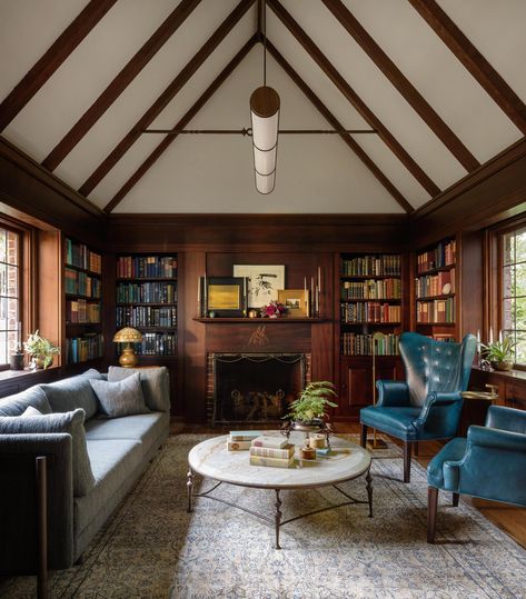 A Tudor-Home Library That’s Stately Not Stuffy: Steal the Look - WSJ Cottage Tudor, Tv Fal, Tudor Cottage, Narrow Rooms, Tudor Style Homes, Tudor House, Tudor Style, Sofa Frame, Pretty Room