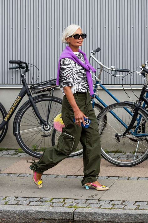 10 Stylish Green Cargo Pants Outfits Green Cargo Outfit, Green Cargo Pants Outfit, Style An Outfit, Checkered Outfit, Green Cargos, Pants Inspiration, Cargo Outfit, Cargo Pants Outfits, Inspirational Outfits