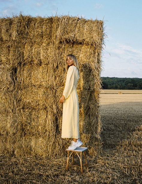 Hay Bale Photoshoot, Lisa Olsson, Countryside Fashion, Fall Shoot, Photographie Portrait Inspiration, Wheat Straw, Fashion Photography Inspiration, Portra 400, Fall Photoshoot