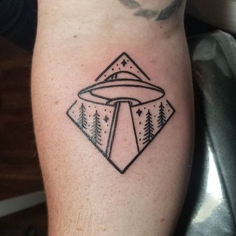 Space Line Art Tattoo, Edgy Line Tattoos, Cool Alien Tattoos, Really Cool Tattoo Ideas, Aliens Exist Tattoo, Cartoon Alien Tattoo, Cool Linework Tattoos, Vaporwave Tattoo Ideas, Really Simple Tattoos