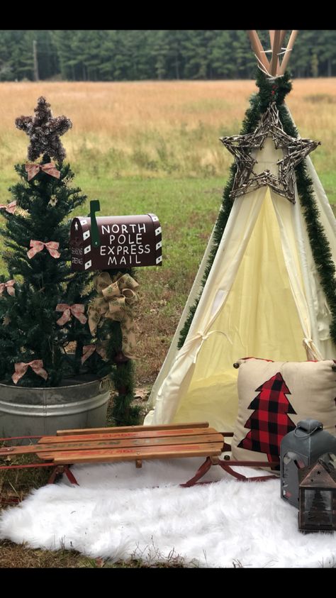 Christmas Tent Photoshoot, Teepee Christmas Photo Shoot, Christmas Teepee Photoshoot, Simple Christmas Mini Sessions Outdoor, Christmas Minis Photography Outdoors, Teepee Photo Shoot, Unique Christmas Photoshoot Ideas, Beach Christmas Pictures, Christmas Mini Sessions Outdoor