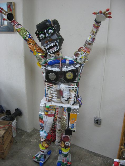 trash monster, but I think this could be great even if less scary for an exploration of recycling/trash, etc. Kids Recycled Crafts, Trash Monster, Recycled Robot, Recycled Crafts Kids, Recycled Art Projects, Trash Art, Plastic Art, 3d Studio, Elementary Art Projects