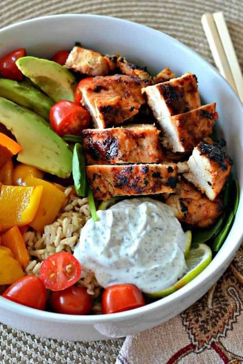 Chicken Buddha Bowl, Plats Healthy, Healthy Avocado, Healthy Bowls Recipes, Healthy Bowls, Buddha Bowl, Chicken Alfredo, Easy Food To Make, Wholesome Food