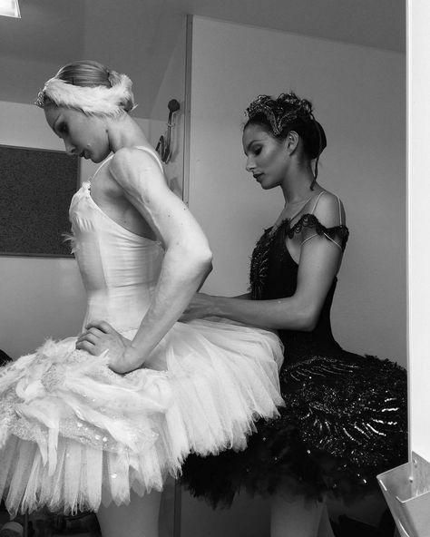 Melissa Hamilton, Francesca Hayward backstage photo: Marcelino Sambé Iridessa Fairy, Black Swan Nina Sayers, Black Swan Nina, Dance Checklist, Swan Core, Tragic Beauty, Swan Maiden, Fairy Name, Francesca Hayward