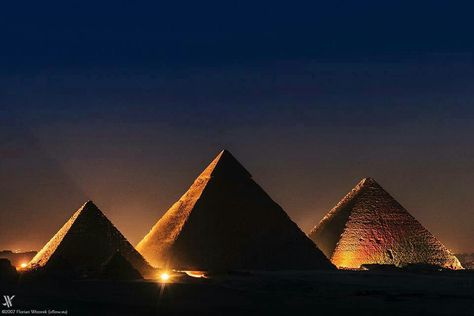 The pyramids of Giza Egypt at night Pyramids Egypt, Giza Egypt, Egypt Tours, Egyptian Pyramids, Visit Egypt, Famous Buildings, Pyramids Of Giza, Egypt Travel, Historical Place