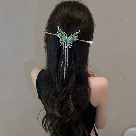 Green Butterfly Hair Clips, Japanese Hairpin Hairstyle, Chinese Hair Pins Hairstyles, Chinese Hairpin Hairstyle, Bun Styles For Long Hair, Hair Pins Hairstyles, Chinese Hair Pins, Hairpin Hairstyle, Chinese Hair Pin