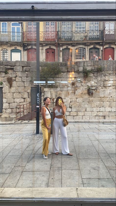 Mirror selfie with colorful shutters in Porto, Portugal Faro Portugal Outfit, Lisbon October Outfits, Porto Outfits Summer, Algarve Outfits, Lisbon Outfit Summer, Porto Portugal Outfits, Lisbon Portugal Outfit, Lisbon Fashion, Portugal Style