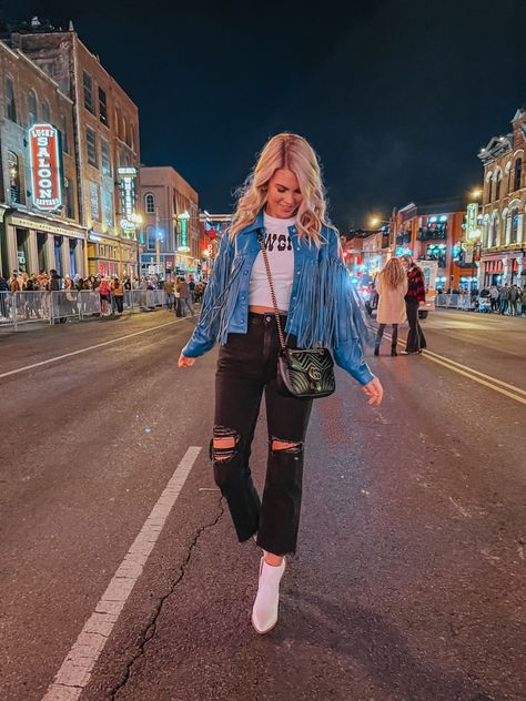 May Fashion, Broadway Outfit, Outfits Nashville, Nashville Style Outfits, Broadway Street, Country Jeans, Nashville Outfit, Latina Outfit, Looks Jeans