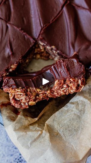 20K views · 1.3K reactions | Recipe 👇 
These five ingredient ‘Nutella’ hazelnut chocolate fudge flapjacks  take literally minutes to make and are no bake too. Absolute heaven in every bite 😋 hit SAVE and make sure you give them a go! 
You’ll need 
👩🏽‍🍳 
 For the flapjacks
🔹2 cups oats 🔹1/4 cup cacao powder 🔹4 tbsp maple syrup 🔹1/3 cup coconut oil, melted 🔹1/3 cup hazelnut butter

For the chocolate fudge
🔹1/2 cup cacao powder (I used @foodthoughtsuk) 🔹1/2 cup maple syrup  🔹1/4 cup hazelnut butter (I used @prozis) 🔹1/2 cup coconut oil, melted

▫️To make the flapjacks, just combine the ingredients in a mixing bowl and stir well. 
▫️Spoon into a lined baking tin or mould and press down evenly to make sure the mixture is all compact, otherwise it won’t stick together nicely. Pop i Gluten Free Flour Recipe, Healthy Chocolate Recipes, Hazelnut Chocolate, Hazelnut Butter, Gf Recipes, Oats Recipes, Flour Recipes, Cacao Powder, Healthy Chocolate