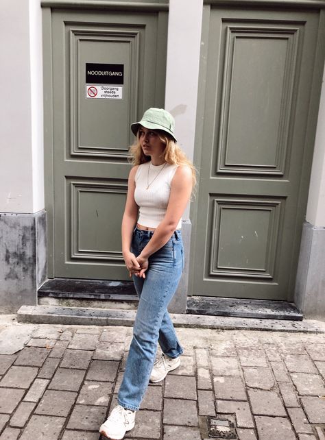 Girl white top green bucket hat jeans pastel green new balance 990 Green Bucket Hat Outfit, Green Bucket Hat, Green New Balance, Bucket Hat Outfit, New Balance 990, Season Outfits, Travel Outfit Plane, Outfits For Summer, Hat Outfit