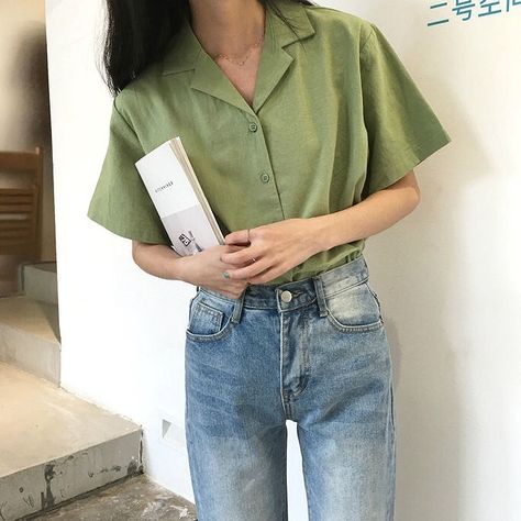 Blouse Casual Fashion, College Fits, Plain Shorts, Ulzzang Fashion, Green Outfit, Loose Outfit, Green Blouse, Girly Outfits, Casual Blouse