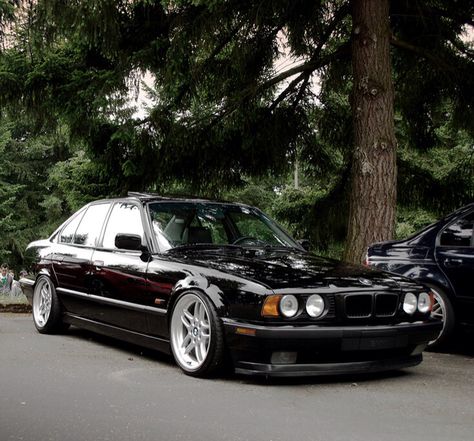 Black E34 stanced on M-par Black Bmw, Carros Bmw, Ac Schnitzer, Bmw Classic Cars, Bmw E34, Bmw E38, Bmw Love, Street Tracker, Bmw Classic