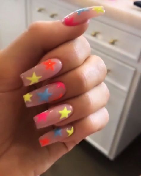 Kylie Jenner Nails on Instagram: “Colourful neon star nails ⭐️ by @chaunlegend” Acrylic Nails Kylie Jenner, Coachella Nails, Kylie Nails, Kylie Jenner Nails, Unghie Sfumate, Nail Swag, Summer Acrylic Nails, Rainbow Nails, Star Nails