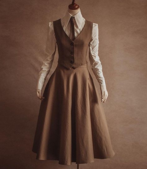 Incredible Dresses, Mode Retro, Stylish Aesthetic, Old Fashion Dresses, Victorian Clothing, Vintage Inspired Outfits, Vestidos Vintage, Pretty Clothes, Modest Fashion Outfits