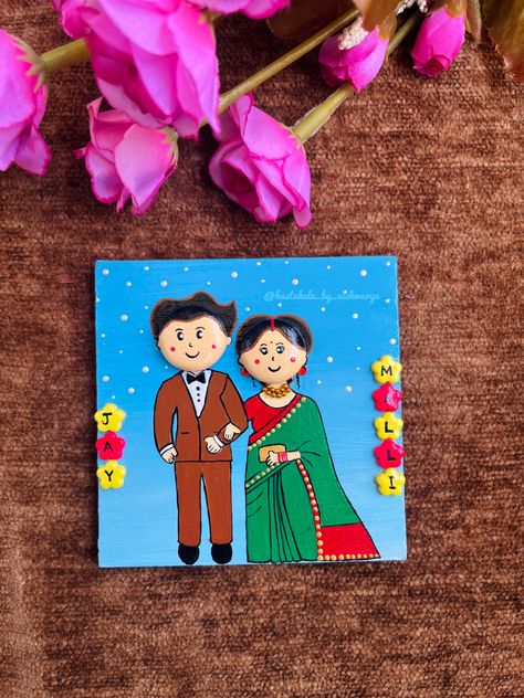 #art #3dart #3dmodeling #claycraft #personalised #personalisedgifts #fridgemagnets #coupleportrait #caricature #customised #gifts #giftideas #homedecorideas #homemade #handmade #handmadegiftideas Couple Clay Art On Canvas, Save Energy Paintings, Diy Cards For Friends, Mummy Diy, Mouldit Clay, Pichwai Art, Applique Wall Hanging, Boho Art Drawings, Customised Gifts