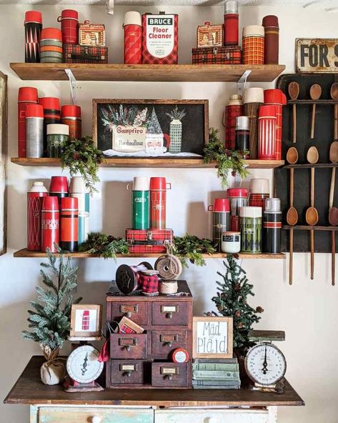 Vintage Thermos Decor, Homemade Calendar, Kitchen Table Centerpiece, Vintage Thermos, Vintage Picnic, Christmas Preparation, Vintage Camping, Old Christmas, Farmhouse Christmas Decor