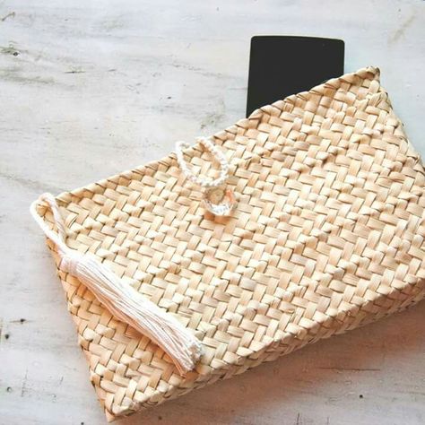 Clutch exclusive online sale in surcreativa.com handmade with spanish palm leafs Hand Crafts For Kids, Woven Handbags, Handmade Baskets, Artisan Craft, Online Sale, Natural Fibers, Crochet Bag, Greece, Crafts For Kids