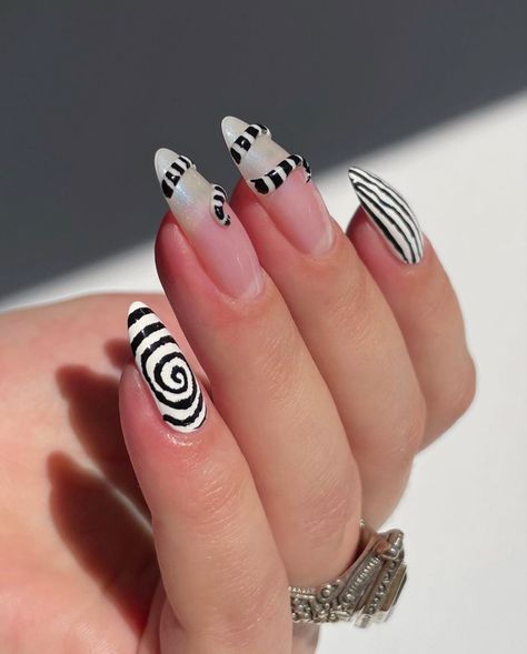 Beetlejuice nail inspo Beetleguese Nails, Easy Gothic Nails, Halloween Nails Tim Burton, Halloween Beetlejuice Nails, Tim Burton Inspired Nails, Lydia Deetz Nails, Simple Beetlejuice Nails, Bettle Juice Nail Ideas, Beetlejuice Nails Short