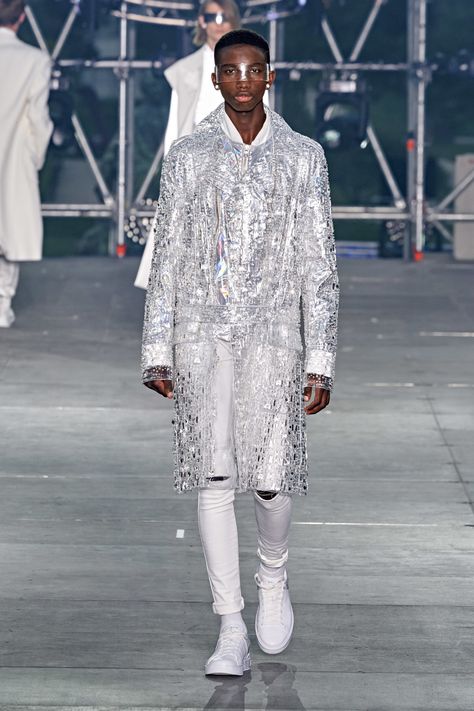 Futuristic Fashion Men, Retro Futuristic Fashion, Mens Runway, Balmain Men, Beard Styles For Men, Balmain Paris, Vogue Germany, Male Fashion Trends, Menswear Fashion Show