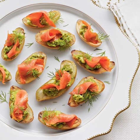 Potato Appetizer Recipes, Potato Appetizer, Cold Appetizers Easy, Party Food Easy Appetizers, Smoked Salmon Appetizer, Salmon Appetizer, Potato Appetizers, Smoked Salmon Recipes, Fingerling Potatoes