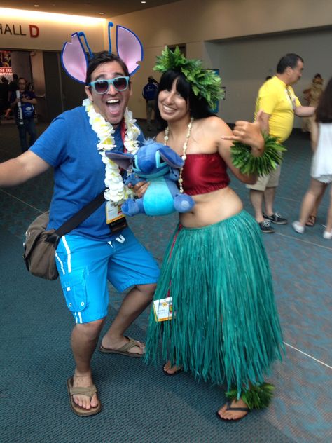 SDCC 2014 Grumpy Dragon Cosplay as Lilo with an Aweome Stitch cosplayer Lilo And Stitch Cosplay, Lilo Y Stitch Disfraz, Stitch Costume Diy, Fantasias Toy Story, Disney Couple Costumes, Disneyland Costumes, Lilo And Stitch Costume, Stitch Halloween Costume, Diy Fantasia