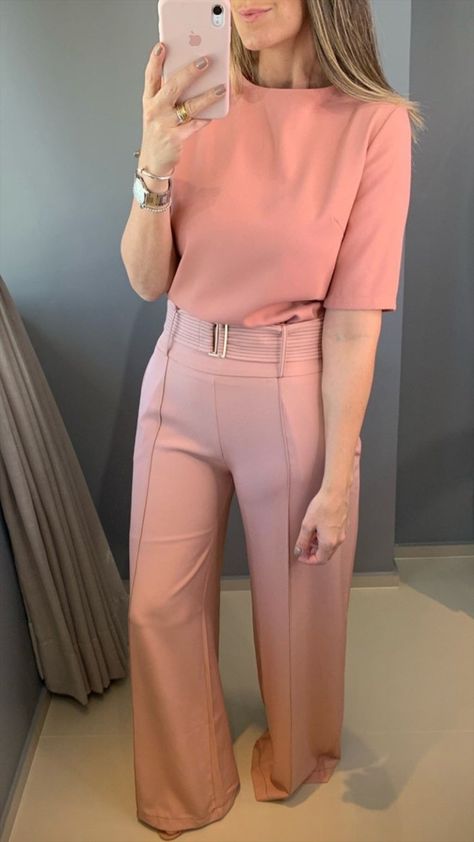 Blouse Outfit Work, Peach Clothes, Coral Outfit, Color Combos Outfit, Causal Outfits, Summer Work Outfits, Classy Work Outfits, Work Looks, Looks Chic