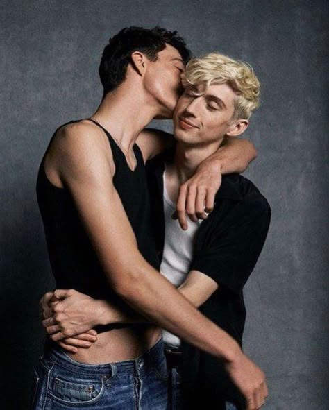 Couple Poses Reference, Photographie Portrait Inspiration, Gay Aesthetic, Men Kissing, Lgbt Love, Human Reference, Troye Sivan, Human Poses Reference, Poses References