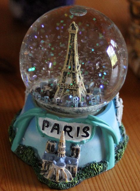 Paris snow globe If you can't get to Paris just look in your Snowglobe.... Paris Snow, Musical Snow Globes, I Love Snow, Water Globes, Christmas Snow Globes, I Love Paris, The Bell Jar, The Eiffel Tower, Snow Globe