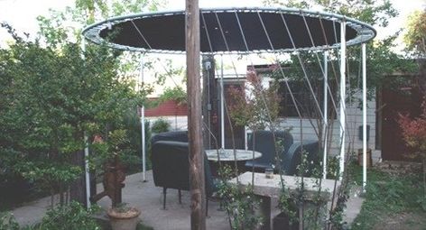 Kids Broke The Trampoline, So Mom Transformed It Into A Beautiful Design For The Home | DoYouRemember? Old Trampoline Frame Ideas Garden, Repurposed Trampoline, Diy Trampoline, Recycled Trampoline, Trampoline Ideas, Old Trampoline, Trampoline Tent, Pergola Diy, Backyard Trampoline