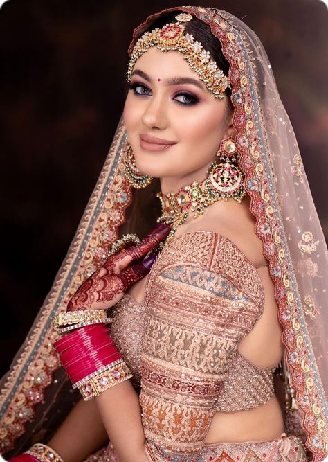 Bridal Makeup Pictures, Indian Bride Poses, Indian Bride Photography Poses, Indian Bride Makeup, Bride Photos Poses, Pengantin India, Bridal Makeup Images, Indian Bridal Photos, Indian Bride Outfits