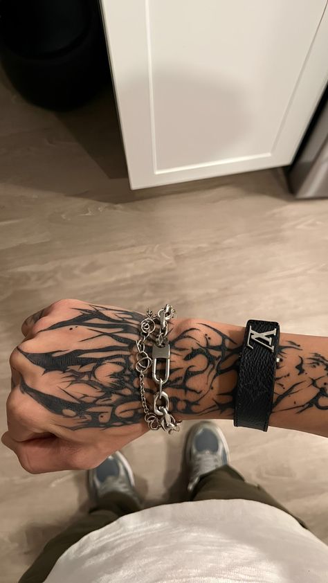 Y2k Arm Tattoos Men, Black Hand Tattoos Men, Cibercigilismo Tattoo, Emo Tattoos For Guys, Edgy Tattoos For Men, Y2k Tattoo Ideas Men, Edgy Hand Tattoos, Hand Tats Men, Under Eye Tattoo