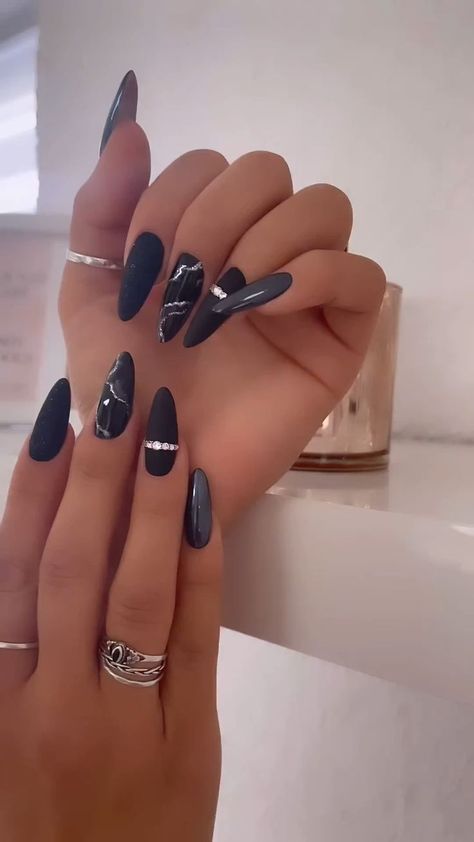 Halloween Hair Styles, Free Hair Styles, Puff Hairstyle, Lily Nails, Hair Styles Ideas, Black Gel Nails, Black Glamour, Gel Toe Nails, Beauty Nails Design