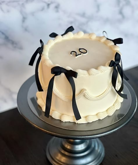 Simple Aesthetic Bday Cake, 20 Th Birthday Cake Ideas, Black And White Cake Aesthetic, 20th Birthday Cake Aesthetic, Bolos Aesthetic, 32 Birthday Cake, Simple Birthday Decorations At Home, Black And White Birthday Theme, Bolo Aesthetic