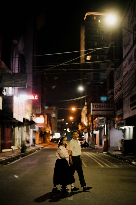 Wedding Night Picture Ideas, Night Wedding Photography Outdoor, Retro Prenup Shoot, Night Wedding Photoshoot, Prenup Night Shoot, Night Photography Couple, Night Street Couple Photoshoot, Pre Wedding Night Shoot, Couples Night Photography