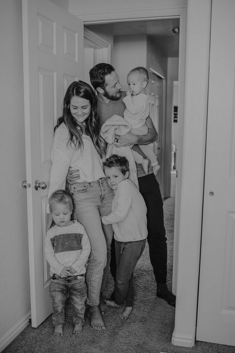 Family Pictures Inside House, Family Photo Poses At Home, Family Home Portraits, Entryway Family Photos, Family Bed Photoshoot, In Home Photo Shoot Family Portraits, Family Photos Sitting, At Home Family Photoshoot Ideas, Living Room Family Photoshoot