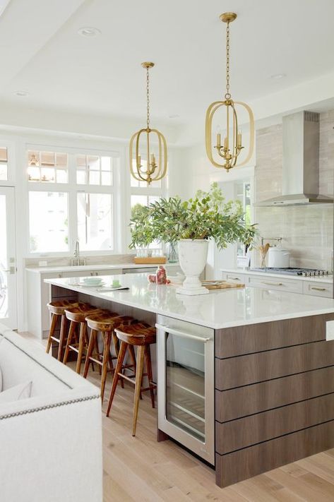 Love the modern/rustic feel of this kitchen. A little modern, a little glam, a little masculine. Model Dapur, Interior Dapur, Jillian Harris, Classic Kitchen, Kitchen Color, Hus Inspiration, Decor Minimalist, Counter Top, Kitchen Space