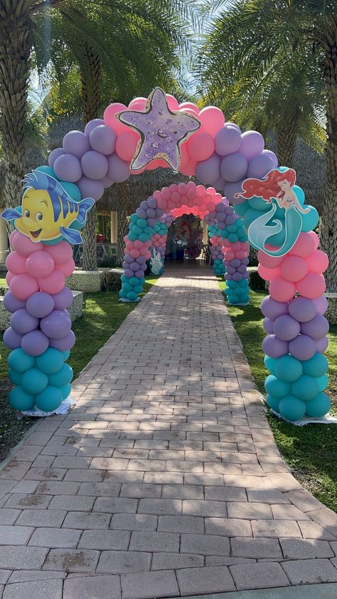 Ariel Bday Party Ideas, Baby Ariel Birthday Party, Little Mermaid Balloon Arch, Ariel Party Ideas, Ariel Backdrop, Mermaid Birthday Party Decorations Diy, Balloon Entrance, Party Balloon Arch, Ariel Birthday Party