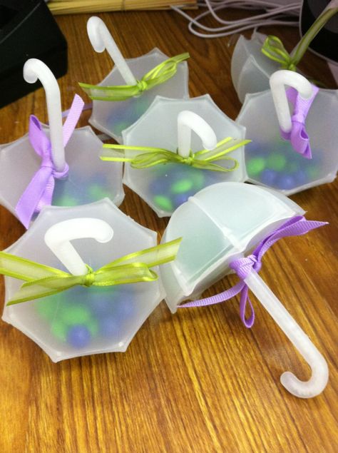 Tiny umbrella favors filled with candy. Umbrella Bridal Shower Theme, Umbrella Baby Shower Ideas, Baby Shower Ideas Boy, August Baby Shower, Umbrella Centerpiece, Tiny Umbrella, Umbrella Baby Shower, April Baby Shower, April Baby