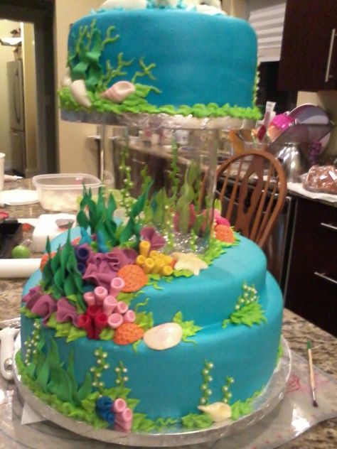 coolest "under the sea" themed cake! Apparently that's a small fish tank under the top layer that you can actually fill with water & live fish Source: Danamopo Ocean Wedding Cake, The Little Mermaid Cake, Little Mermaid Birthday Cake, Little Mermaid Cake, Ariel Cake, Sea Cake, Ocean Cakes, Little Mermaid Cakes, Mermaid Birthday Cakes