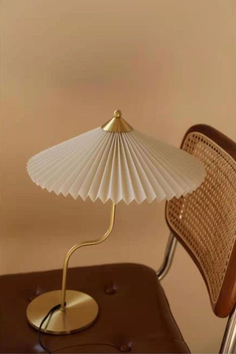 Vintage umbrella lamp Umbrella Lamp, Unusual Bedside Tables, Study Lighting, Cute Lamp, Funky Lamps, Retro Table Lamps, Large Umbrella, Lighting Art, Vintage Umbrella