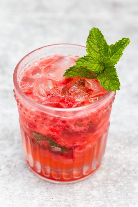 Virgin Strawberry Mojito, Strawberry Mojito Mocktail, Nonalcoholic Drink, Easy Mocktails, Virgin Drinks, Mojito Mocktail, Virgin Mojito, Strawberry Mojito, Mojito Recipe