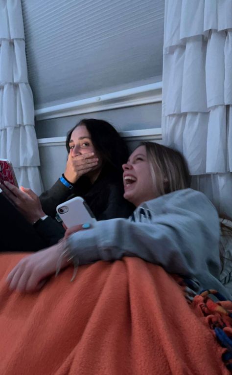 Linked Arms Friends, Cuddle Best Friend, Girls Laughing Aesthetic, Laughing Girl Aesthetic, Best Friends Living Together, Girl Laughing Aesthetic, Girlhood Core Aesthetic, Girlhood Aethstetic, Sisterhood Aesthetic