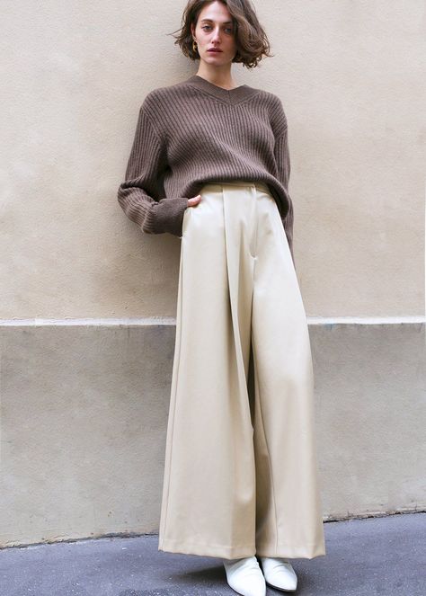 I pantaloni beige perfetti sono i pantaloni low cost di Frankie Shop Wide Leg Pants Outfits, The Frankie Shop, Frankie Shop, Clothes Shop, Limited Stock, Simple Style, Leg Pants, Latest Fashion Trends, Best Sellers