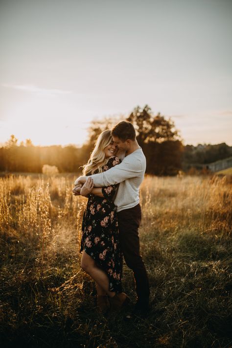 Wedding Fotos, Midwest Wedding, Engagement Pictures Poses, Engagement Photos Fall, Engagement Photo Poses, Engagement Poses, Couple Photoshoot Poses, Couple Photoshoot, Engagement Photo Inspiration