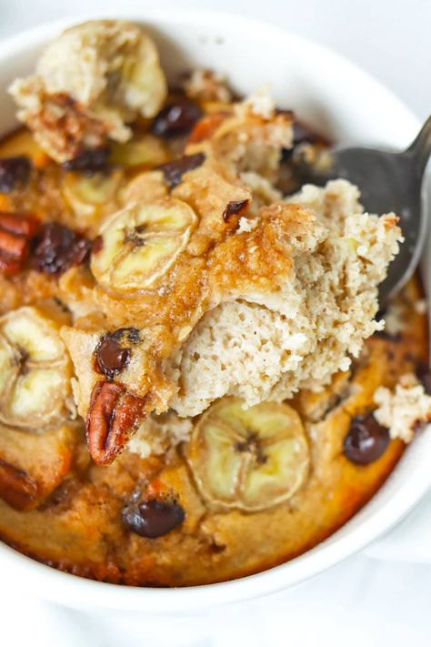 This Banana Bread Baked Oats recipe is easy to make, full of all things good for you and has a delectable cake-like texture! It has a serious boost of protein from protein powder, is high in fiber and guaranteed to keep you full for hours! #bakedoats #bakedoatmeal #highprotein #highfiber #breakfast #bananabread #baking #mealprep #breakfast #highproteinmeals #highproteinbreakfast #healthy | That Spicy Chick Banana Bread Baked Oats, Mealprep Breakfast, Baked Oats Recipe, Pecan Rolls, High In Fiber, Oats Recipe, Make Banana Bread, High Protein Breakfast, Baked Oats