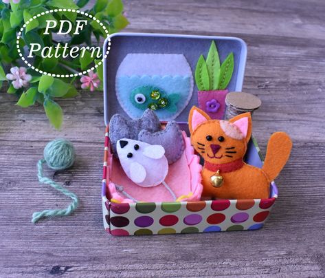 This PDF Pattern will give you instructions to make Miniature Cat Felt Play Set!!! 😺😺😺 box size 2.56 x 3.54 inches, height 0.98 inches (or 6.5 x 9 cm. Tiny Cozy House, Hello Dollies, Mint Tin Crafts, Tin Ideas, Tin Crafts, Cat Felt, Miniature Cat, Accessoires Barbie, Altoid Tin