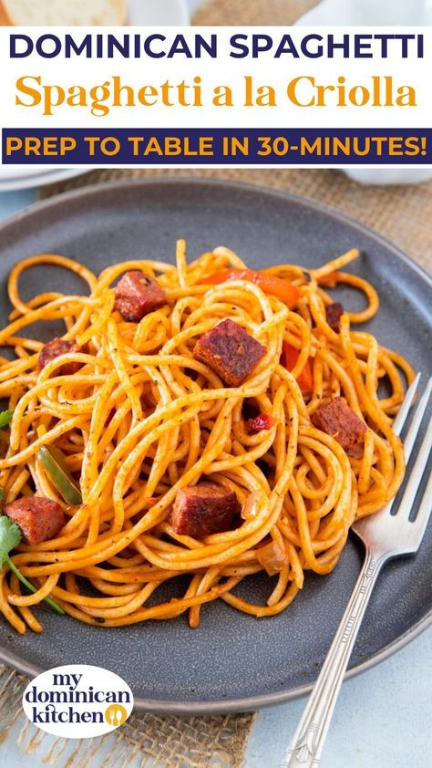 Spaghetti Rojo, Dominican Recipes, Mashed Plantains, Smoked Sausage Pasta, Spaghetti With Ground Beef, Dominican Food, Tomato Relish, Spaghetti Recipe, Hot Dog Recipes